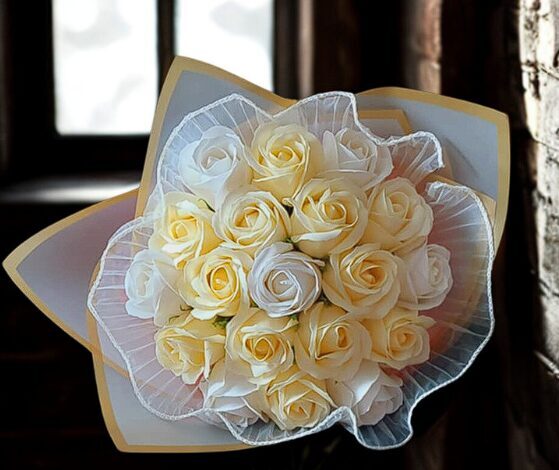 Ziepju rožu pušķis 19 rozes "Vaniļas sapnis"